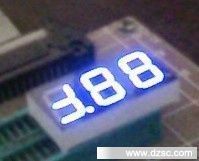 科技的艺术眼 工业面板上的蓝色数码管美学